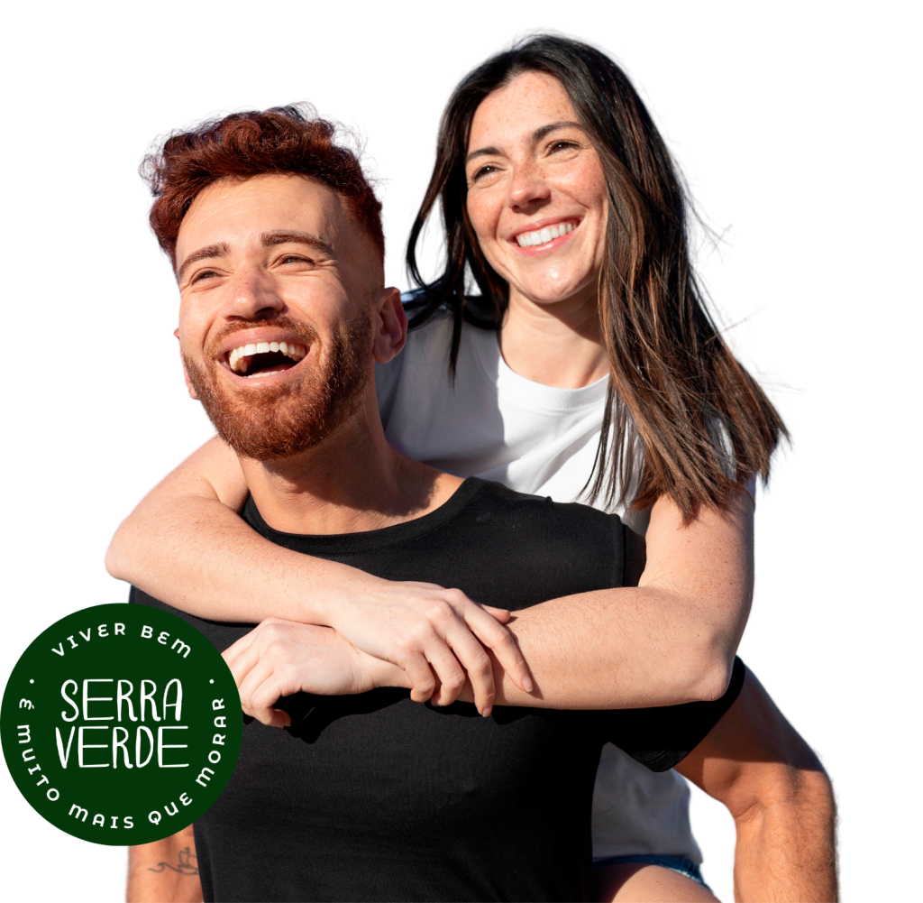 Foto de casal sorrindo após aquisição de algo